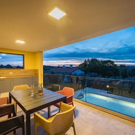 Villa Tai, Enjoy The Oasis With 2br ,wifi, Pool, Ac *