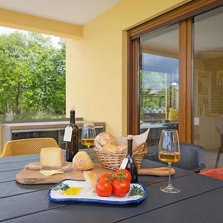 Tai, Enjoy The Oasis With 2br ,wifi, Pool, Ac Puntera