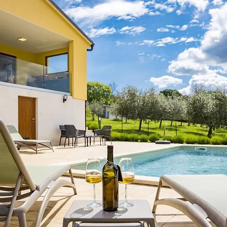 Villa Tai, Enjoy The Oasis With 2br ,wifi, Pool, Ac *